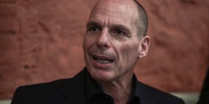 Ο Γιάνης Βαρουφάκης με μαύρο κοστούμι