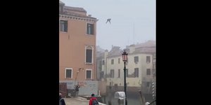 Άνδρας πήδηξε από τριώροφο κτίριο σε κανάλι στη Βενετία