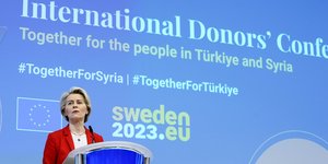 Η πρόεδρος της Κομισιόν, Ούρσουλα φον ντερ Λάιεν, στη Διάσκεψη Δωρητών για τους καταστροφικούς σεισμούς σε Τουρκία και Συρία/ AP Photos