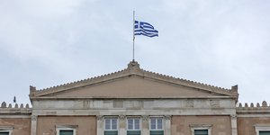 Μεσίστια σημαία στη Βουλή