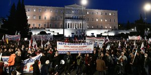 Συγκέντρωση έξω από τη Βουλή για το νερό