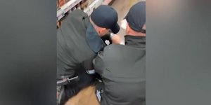 Viral βίντεο στη Βρετανία με 15χρονο που τον ρίχνουν στο έδαφος και του περνούν χειροπέδες