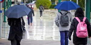 Κόσμος με ομπρέλα στη βροχή
