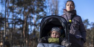 Μητέρα με το μωρό της στον πόλεμο της Ουκρανίας