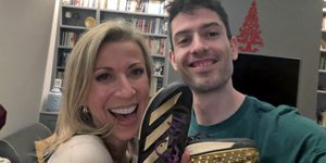 Η Νίκη Ξάνθου παρέλαβε από τον Μίλτο Τεντόγλου τα «παράτυπα» παπούτσια του