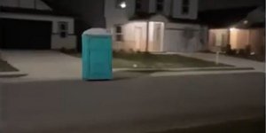 Χημική τουαλέτα κάνει... βόλτες σε πόλη του Τέξας