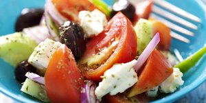 Χωριάτικη σαλάτα σε πιάτο