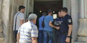 Πατριός και δύο ακόμα άνδρες κατηγορούνται για την σεξουαλική εκμετάλλευση του αγοριού