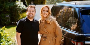 Η Αντέλ μας ξεναγεί στο πολυτελές σπίτι του Τζέιμς Κορντέν