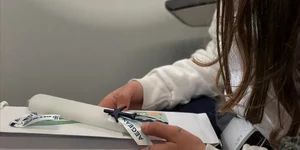 Η AEGEAN στηρίζει το έργο ΜΚΟ και προσφέρει Πασχαλινές λαμπάδες στους μικρούς επιβάτες της εν όψει των εορτασμών του Πάσχα