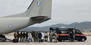 Έφτασαν στην Ελευσίνα οι 17 Έλληνες από το Σουδάν 