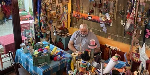 αγραφιωτης μεσα σε εργαστηριο 