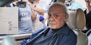 Ο Άκης Τσοχατζόπουλος και αριστερά η χειρόγραφη διαθήκη του