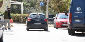 Μεταγωγή στα Δικαστήρια της Ευελπίδων των κατηγορούμενων για τον τραυματισμό με μαχαίρι στην Ακρόπολη