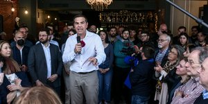 Επίσκεψη του προέδρου του ΣΥΡΙΖΑ - ΠΣ Αλέξη Τσίπρα στην Αγία Παρασκευή όπου συνιλιλεί με πολίτες. Σάββατο 1 Απριλίου 2023