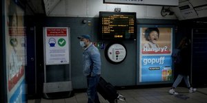 Ανδρας με μάσκα στο μετρό στην Αγγλία