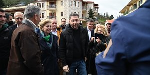 Ο πρόεδρος του ΠΑΣΟΚ Νίκος Ανδρουλάκης κατά την περιοδεία του στα Καλάβρυτα