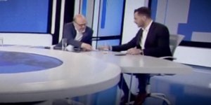 Ο Ευάγγελος Αντώναρος δίνει την κάρτα με τα τηλέφωνά του στον Μανώλη Χριστοδουλάκη