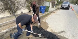 O διάσημος ηθοποιός Άρνολντ Σβαρτσενέγκερ κλείνει τρύπα σε δρόμο γειτονιάς του Λος Άντζελες