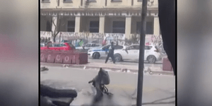 Η στιγμή της επίθεσης στο περιπολικό, έξω από την ΑΣΟΕΕ