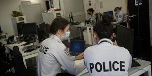 Αστυνομικοί σε γραφείο στη Γαλλία