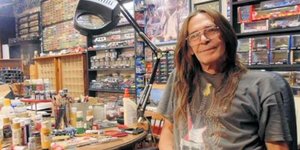 Γέμισε με 13.000 μικρά αυτοκίνητα το σπίτι του