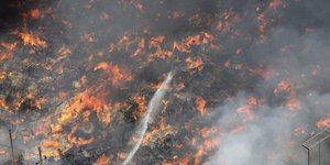 Μάχη με τις φλόγες δίνουν εκατοντάδες πυροσβέστες στην πρωτεύουσα του Μπαγκλαντές, Ντάκα/ Φωτογραφία: AP Photos