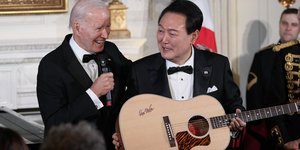 O Τζο Μπάιντεν χάρισε στον Γιουν Σουκ Γεόλ μια κιθάρα με την υπογραφή του Ντον Μακ Λιν
