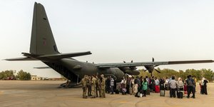 Σχεδόν 900 πολίτες απομάκρυνε η Βρετανία σήμερα από το Σουδάν