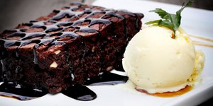 Λαχταριστό brownie με σως σοκολάτα και παγωτό βανίλια