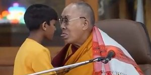 O Δαλάι Λάμα φιλάει στο στόμα ένα αγόρι