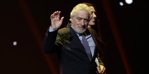 Ρόμπερτ ντε Νίρο χαιρεταει