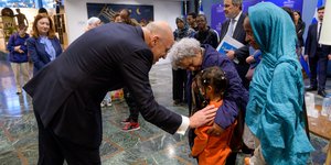 Νίκος Δένδιας με πολίτες που απεγκλωβίστηκαν απο το Τζιμπουτί