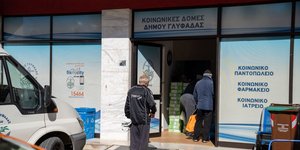 Διανομή Πασχαλινών ειδών σε 2.000 δικαιούχους από το Δήμο Γλυφάδας 