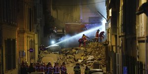 Διασώστες στα συντρίμμια πολυκατοικιας στη Μασσαλία
