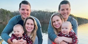 Οι δίδυμες αδελφές, οι δίδυμοι σύζυγοί τους και τα μωρά τους 