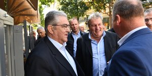Ο Δημήτρης Κουτσούμπας κατά την περιοδεία του το Μεγάλο Σάββατο στη Λαμία