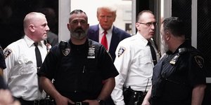 Ο Ντόναλντ Τραμπ στην είσοδο της δικαστικής αίθουσας