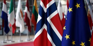 Οι σημαίες της ΕΕ και της Νορβηγίας/ Φωτογραφία αρχείου: Shutterstock
