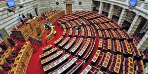 Εκλογές 2023 πανοραμική εικόνα από άδεια έδρανα της Βουλής