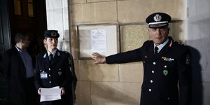 Εκλογές 2023: Η θυροκόλληση του διατάγματος για τη διάλυση της Βουλής