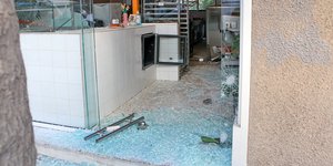 Μεγάλες ζημιές στο ζαχαροπλαστείο στο Παγκράτι που σημειώθηκε έκρηξη