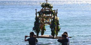 Νάξος: Η περιφορά του Επιταφίου μέσα στη θάλασσα