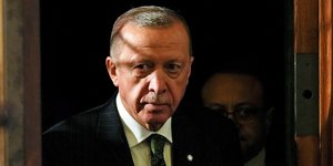 Ο Ερντογάν περνά από πόρτα