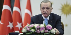 Ρετζεπ Ταγιπ Ερντογάν σημαιες λουλουδια