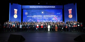 Η απονομή μεταλλίων από τον Ρετζέπ Ταγίπ Ερντογάν στις ομάδες διάσωσης για τους σεισμούς που έπληξαν την Τουρκία/ Φωτογραφία: Presidency of the Republic of Turkey
