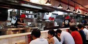 Κόσμος τρώει σε εστιατόριο ράμεν στο Τόκιο 