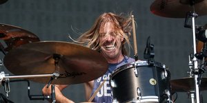 Ο ντράμερ Τέιλορ Χόκινς που έφυγε από τη ζωή σε ηλικία 50 ετών