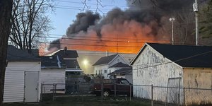 Φωτιά σε αποθήκη πλαστικών στην Ιντιάνα