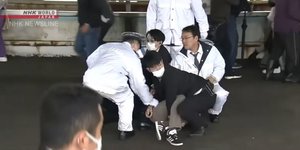 Η στιγμή της σύλληψης του δράστη της επίθεσης με καπνογόνο κατά του Φουμίο Κισίνιτα 